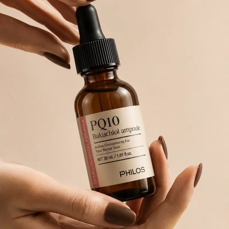 40대 피부홈케어에서 손으로 PQ10 바쿠치올 앰플을 들어 보는 모습